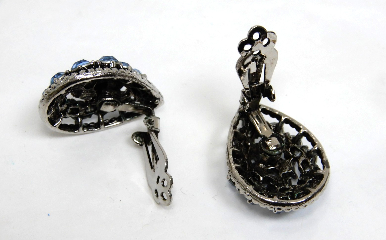 VTG Blue Rhinestone Domed Reverse Teardrop Silvertone Earrings Clip On EUC