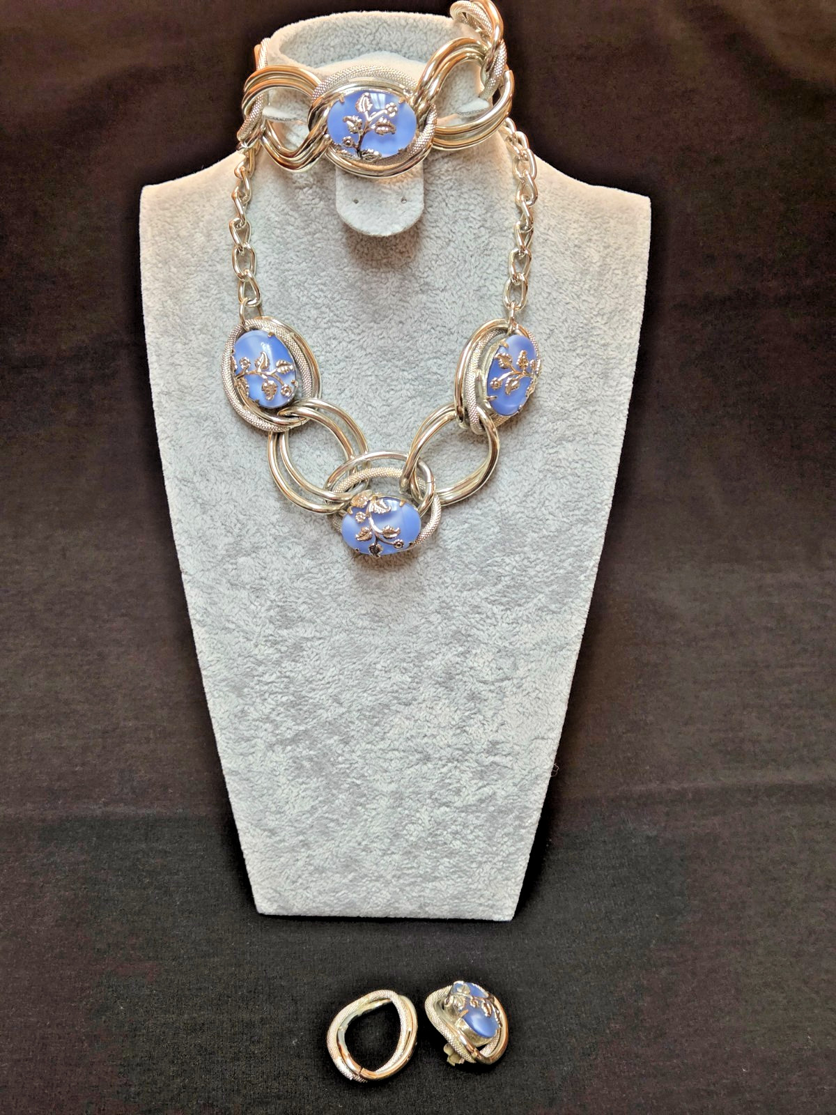 VNTG SILVER TONE TWISTED LARGE LINK BLUE LUCITE CABOCHON NECKLACE & BRACELET SET