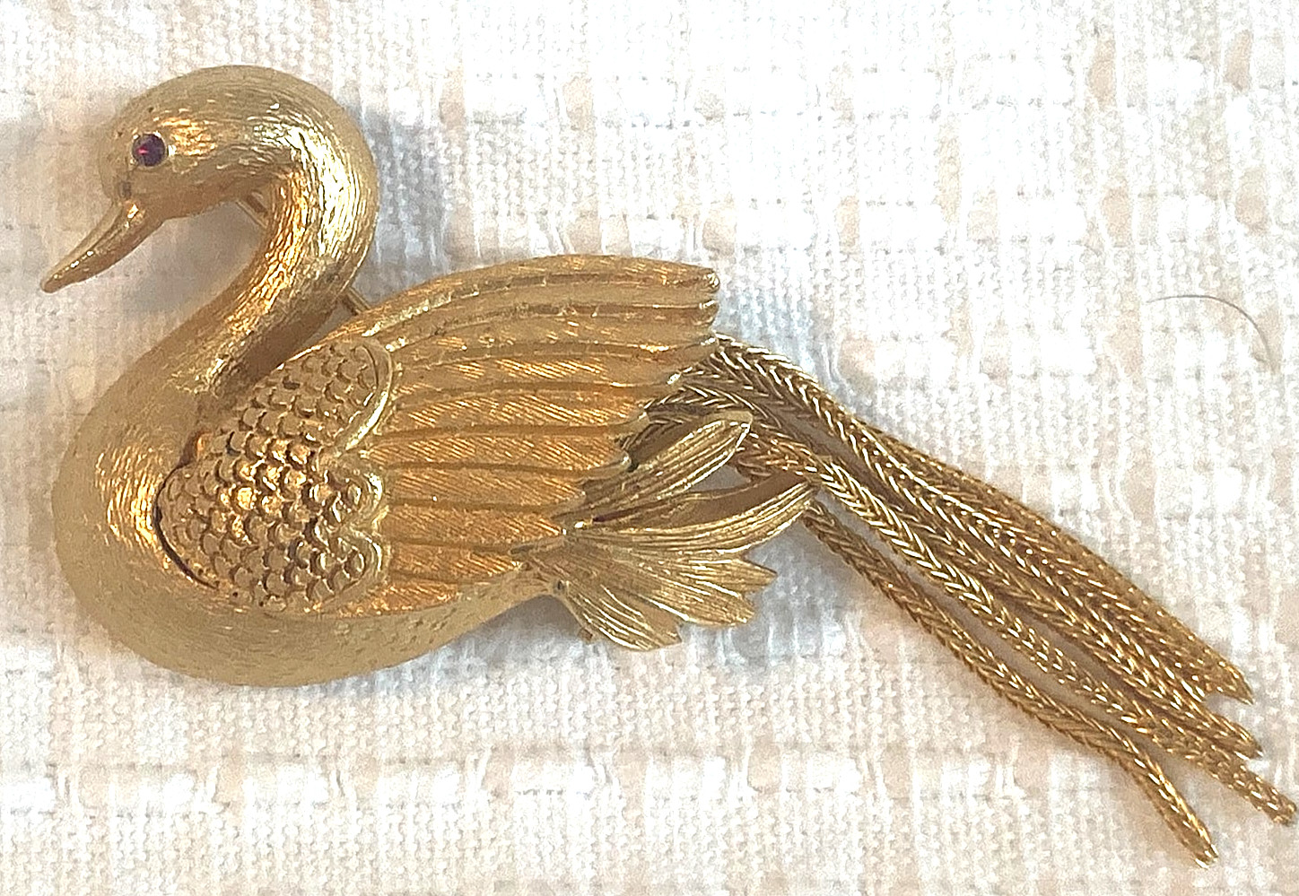 Vintage 1950’s GOLD TASSEL KRAMER SWAN BROOCH Bird PIN Ruby Crystal Eye Jewelry