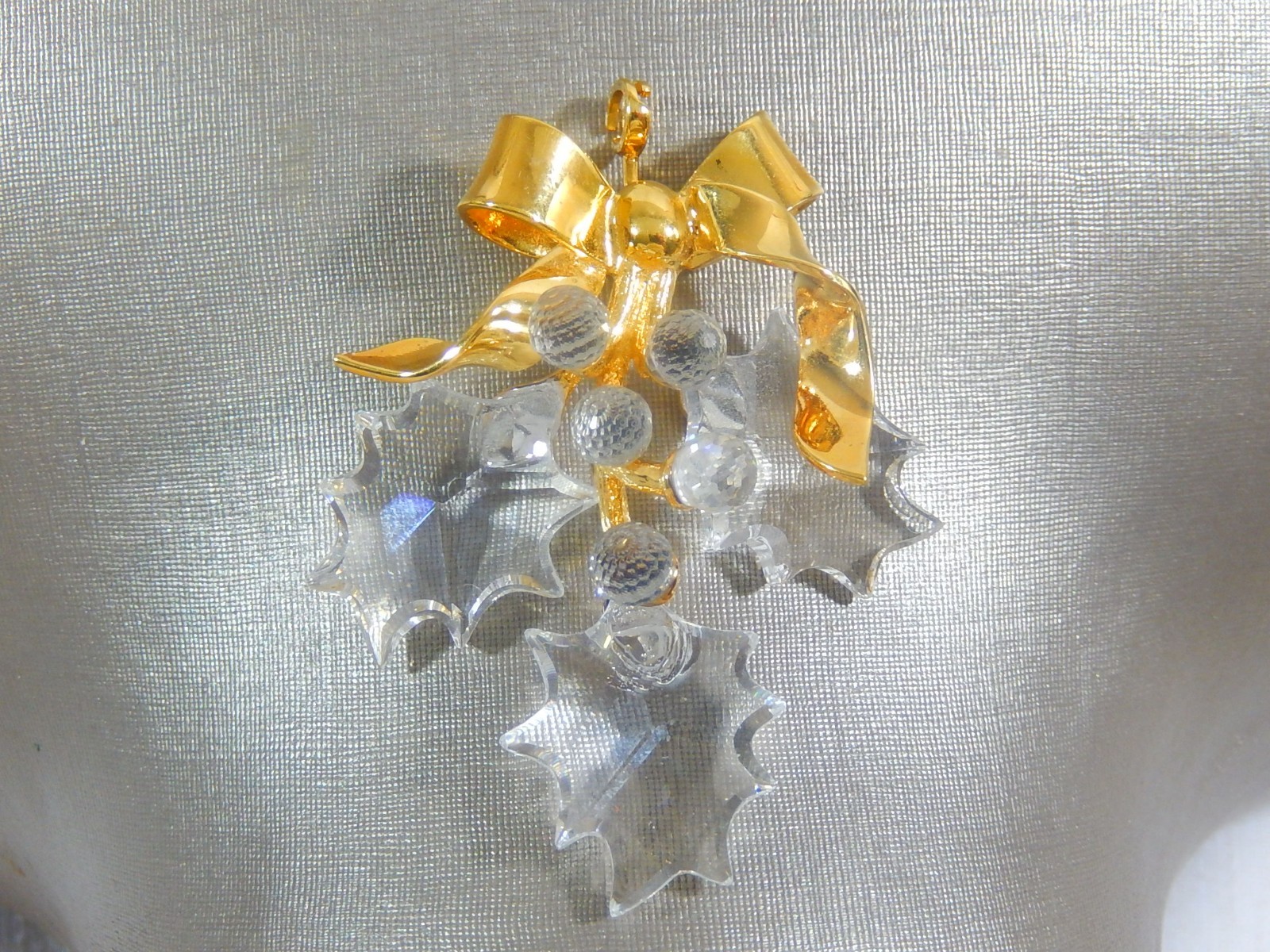 VTG SWAROVSKI SWAN SIGNED CRYSTAL HOLLY LEAVES & BERRIES 18KGP PENDANT /ORNAMENT