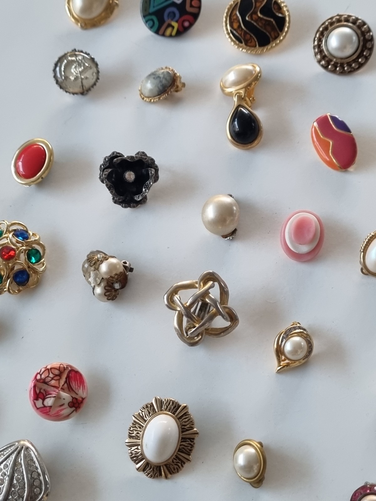 BULK LOT SINGLE GENUINE VINTAGE Some Signed & ENAMEL RETRO ODD EARRINGS #77