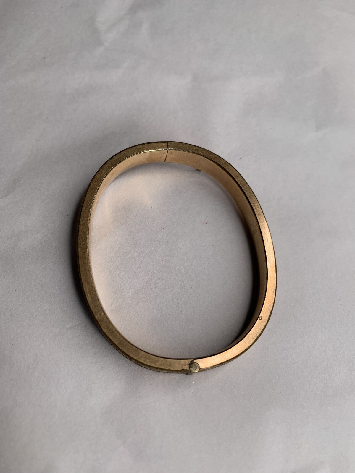 Vtg 60s Gold Plated Hinged Bangle Bracelet 1/4”w Floral Etched Detail Oval Shape