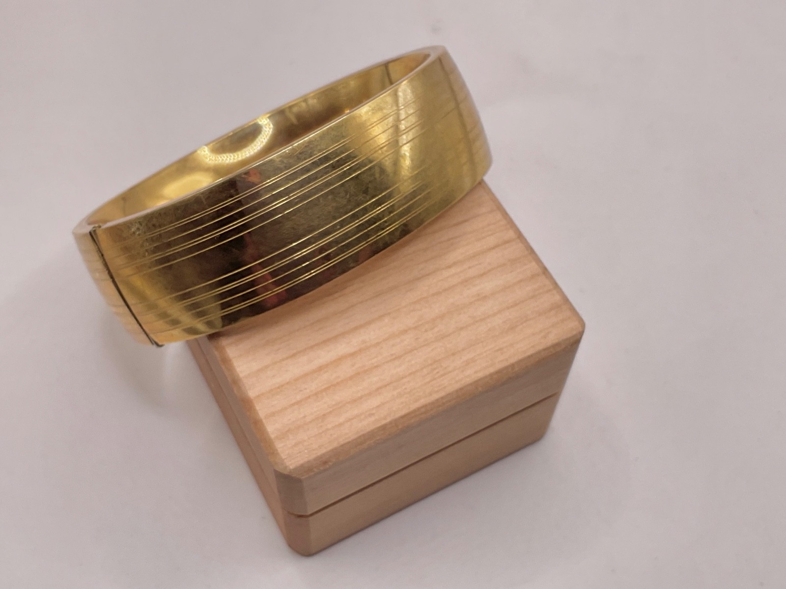 BEAUTIFUL vintage Victorian GOLD FILLED etched wide hinged BANGLE. Monogram H