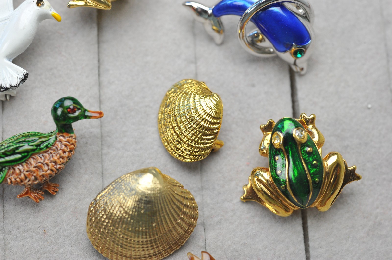 Vtg to now Brooch Pin LOT petite frog lobster fish seagull beach shell CB17