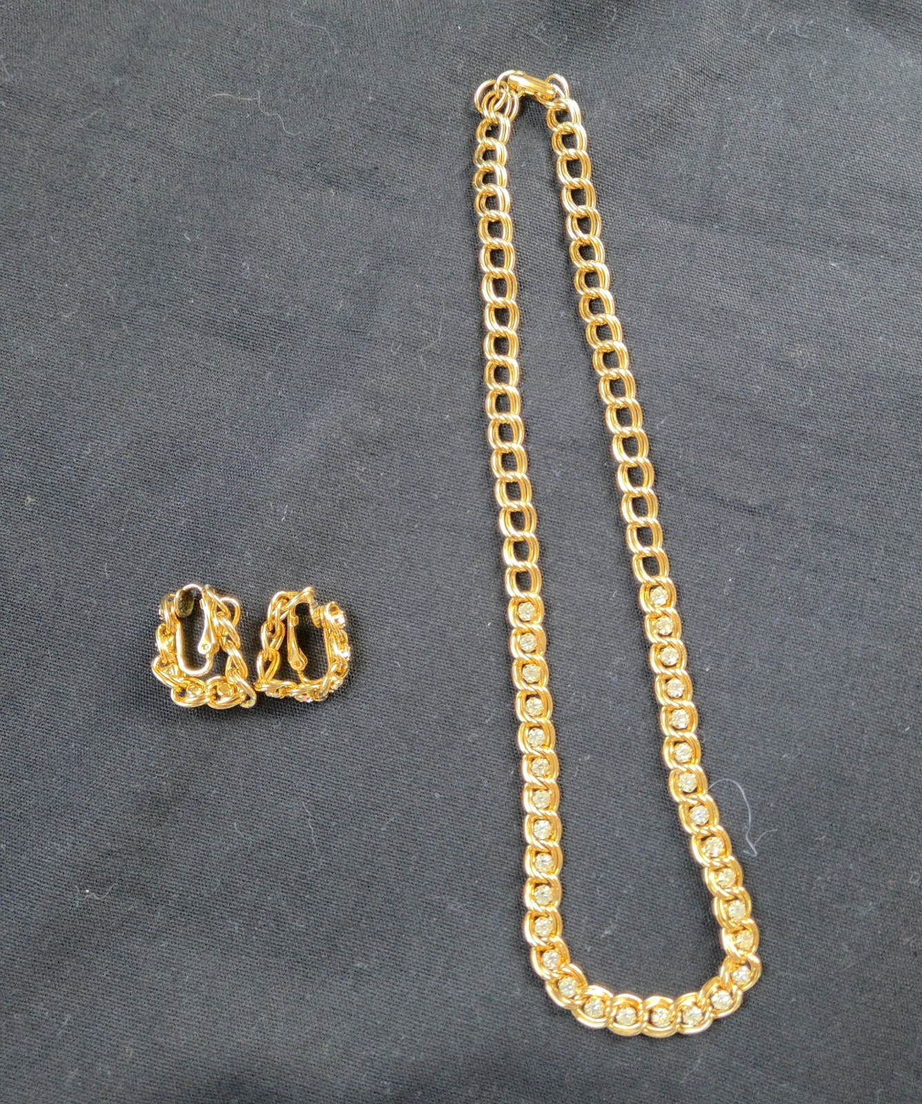 Gorgeous! Goldtone & Rhinestone Necklace(15″) & Clipon Earrings(.75″) Vtg