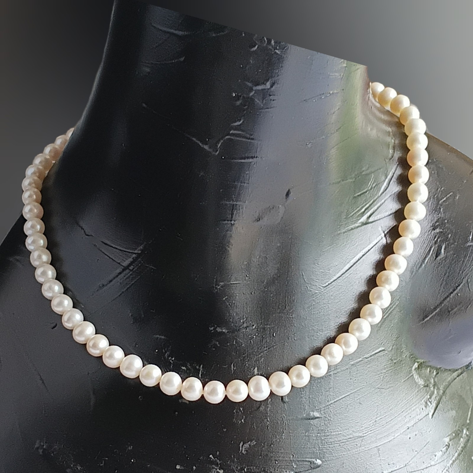 Vtg 17″ Classic Ivory Single Strand Fresh Water Round Pearl Necklace 6.35mm