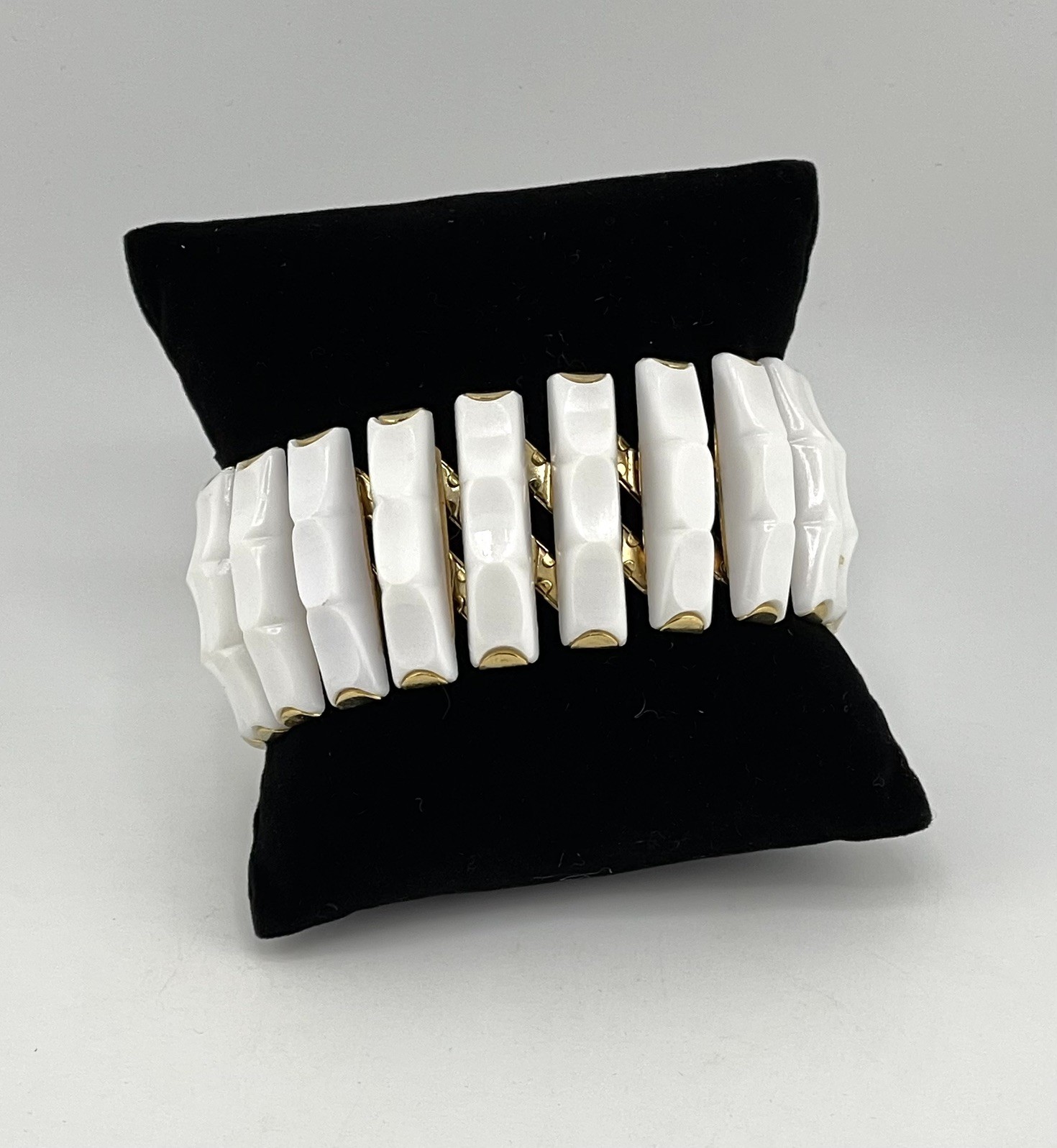 VTG 1960s Monet/ Hong Kong Expansion Bracelet Accordion Segmented white Lucite