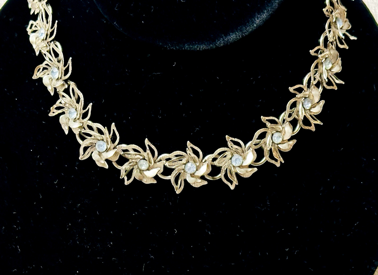 Vintage Mid Century Raised Flower Blue Rhinestone Collar Choker Necklace n908