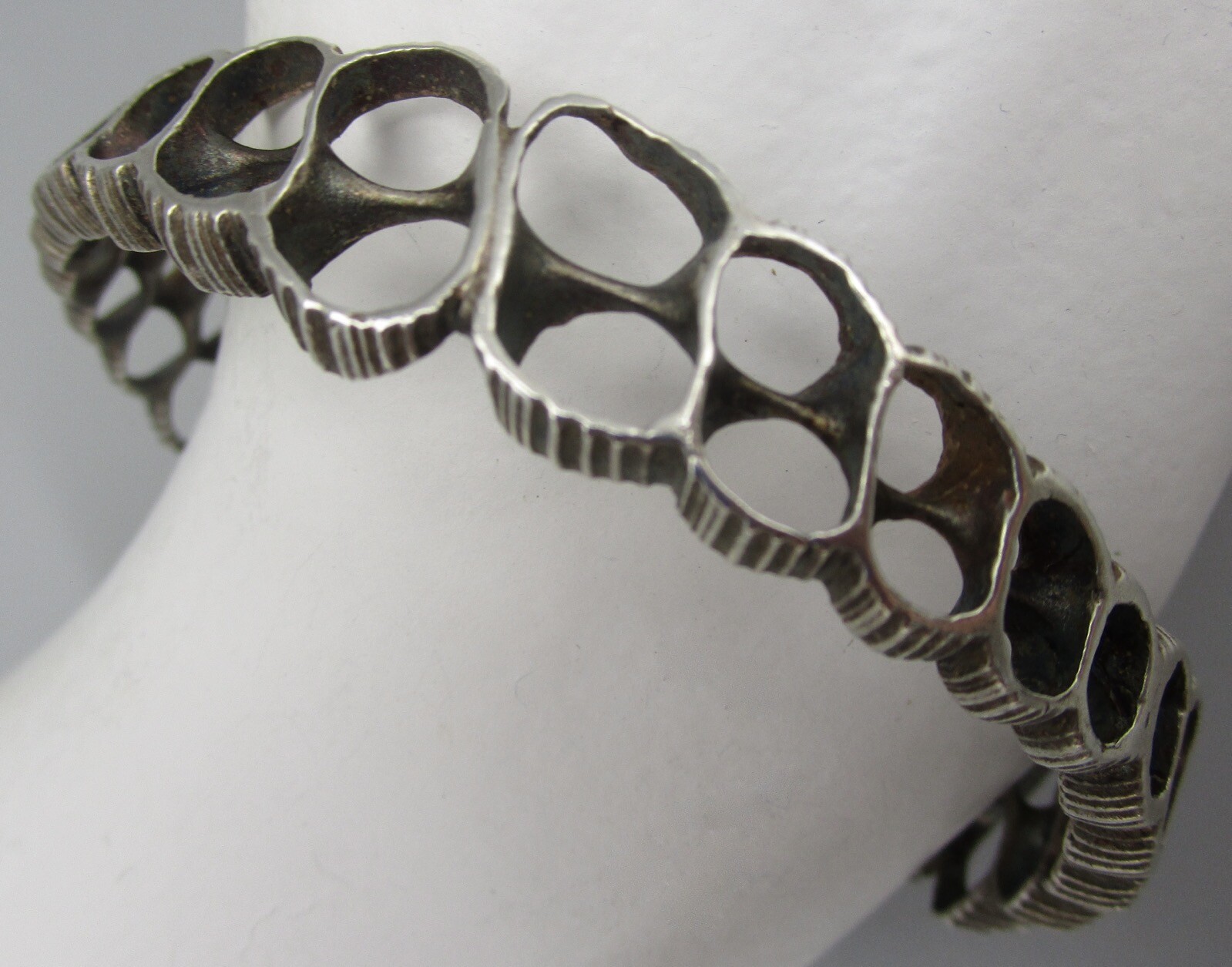 UNUSUAL ARTISAN STERLING SILVER TURRITELLA SEASHELL BANGLE BRACELET