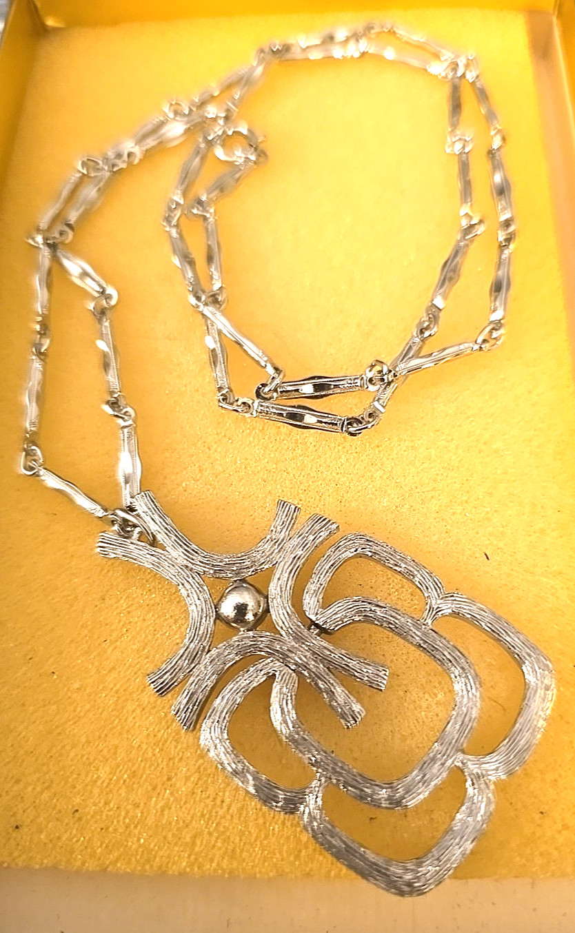 VINTAGE SIGNED AVON SILVERTONE ARTICULATED PENDANT BAR LINK CHAIN NECKLACE 24”