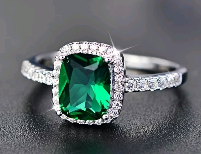 Silver plated Women’s Ring Size 8 With Emerald Green CZ And Clear CZs