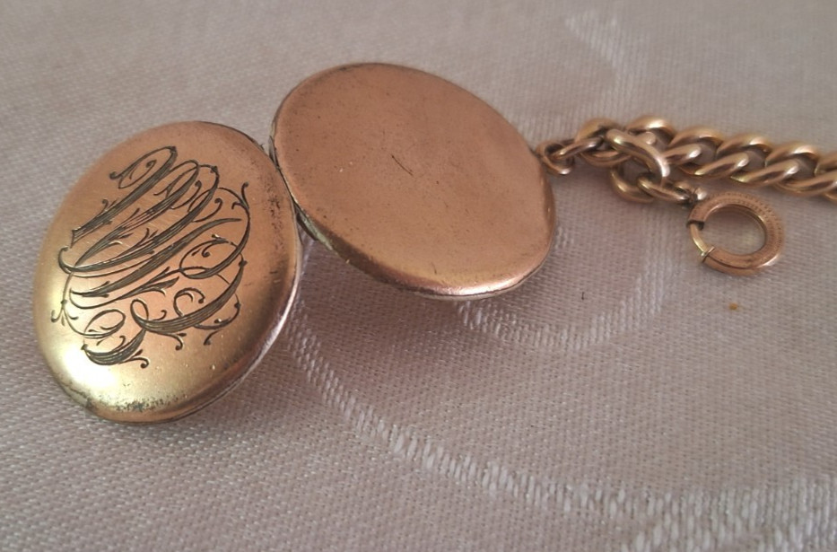 VINTAGE VICTORIAN ENGRAVED LOCKET W/ LINK CHAIN, CHARM & CLOCK KEY