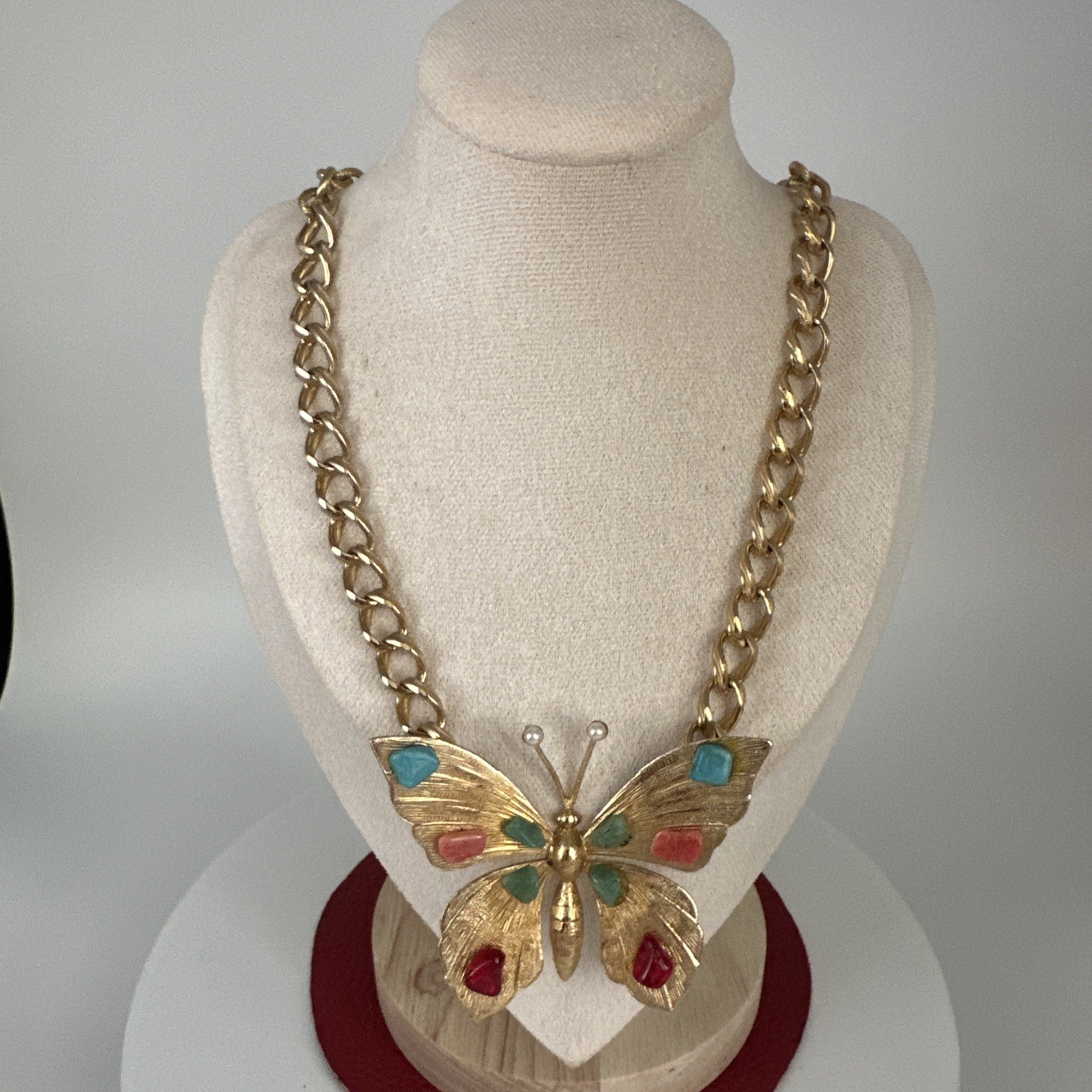 Vintage Focal Point Butterfly w/MultiStones Gold Toned Necklace. See pics.
