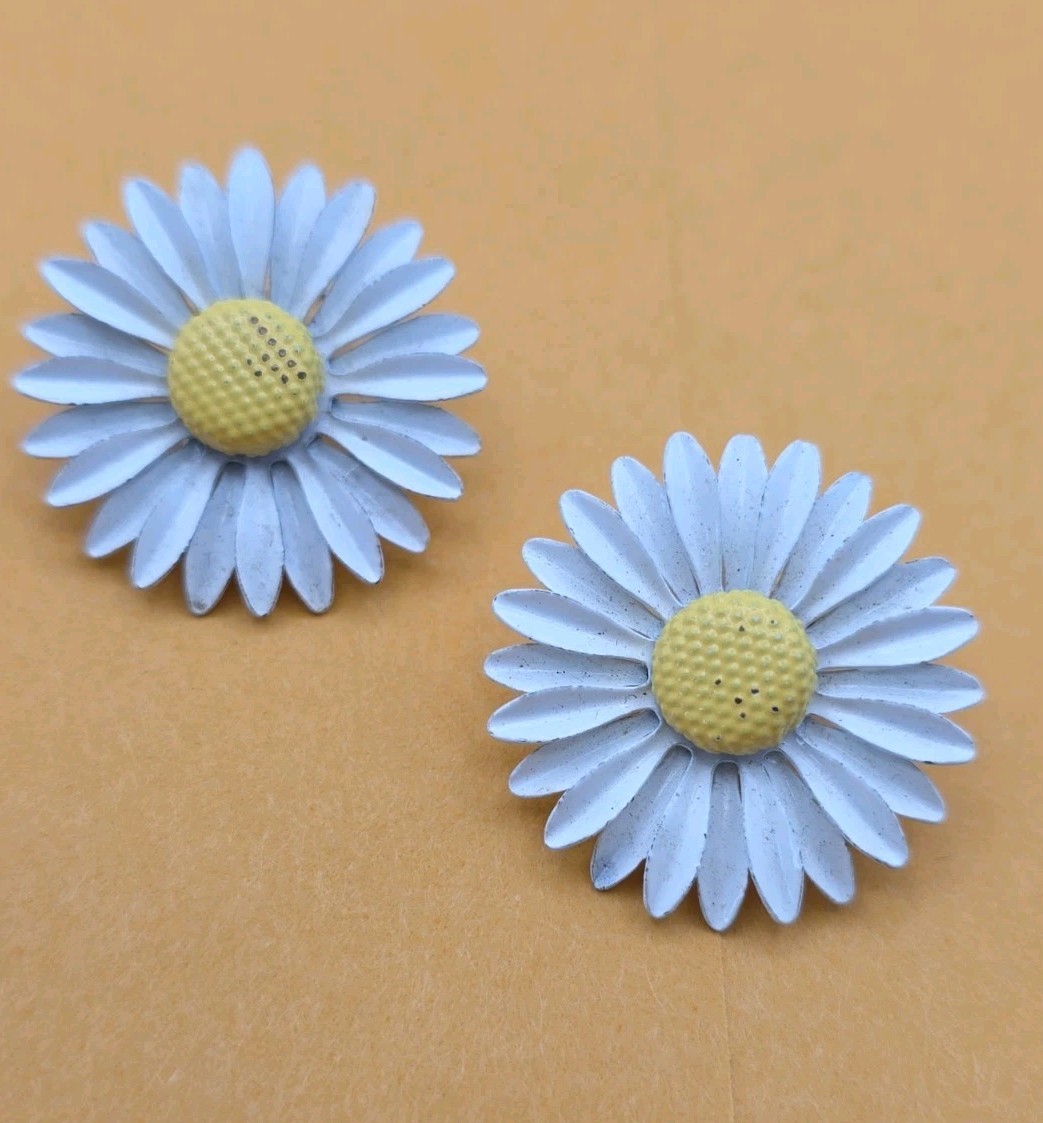 Vintage Daisy Flower Enamel Metal Clip On Earrings Retro Groovy Hippy Ecclectic