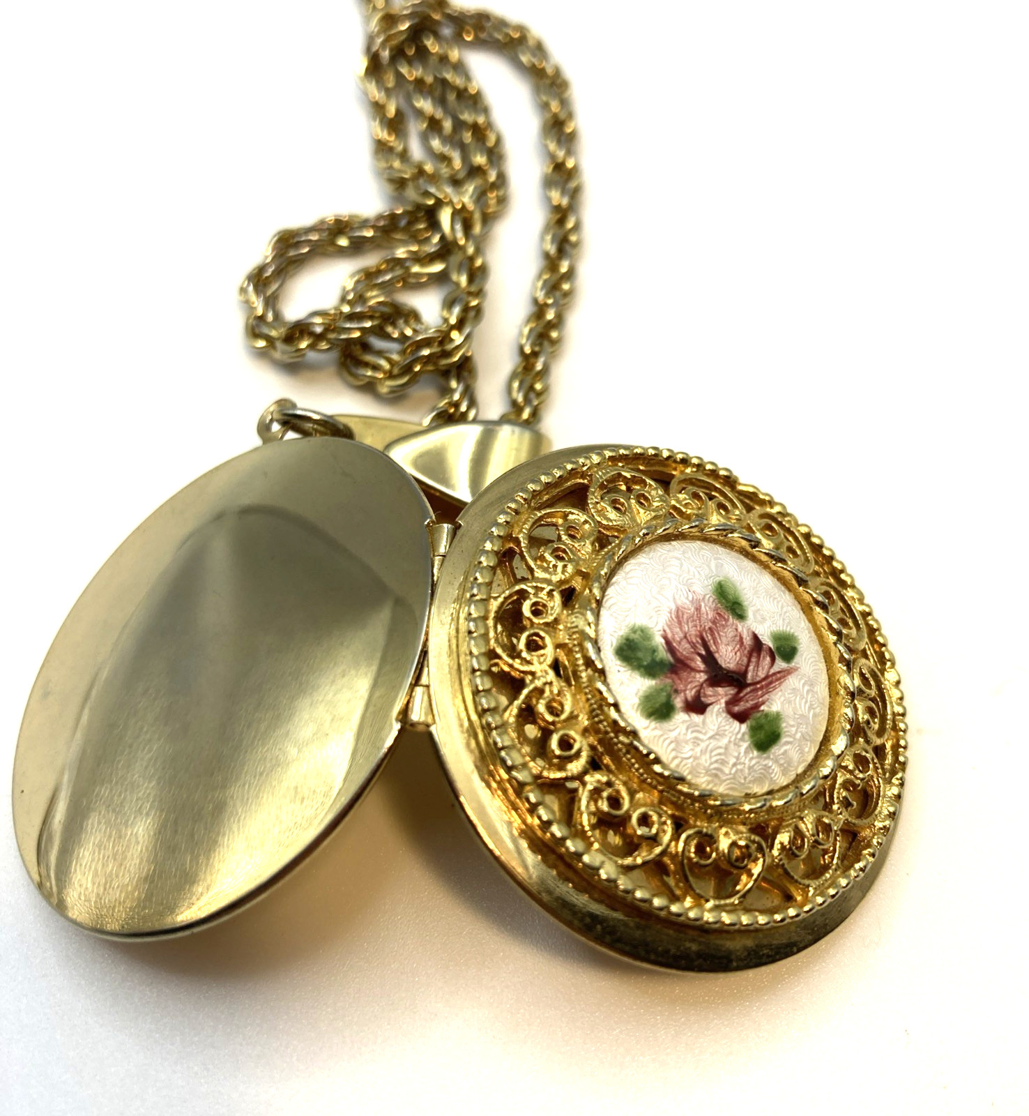 Vintage Unsigned Guilloche Gold Tone Enamel Rose Locket With 26” Chain