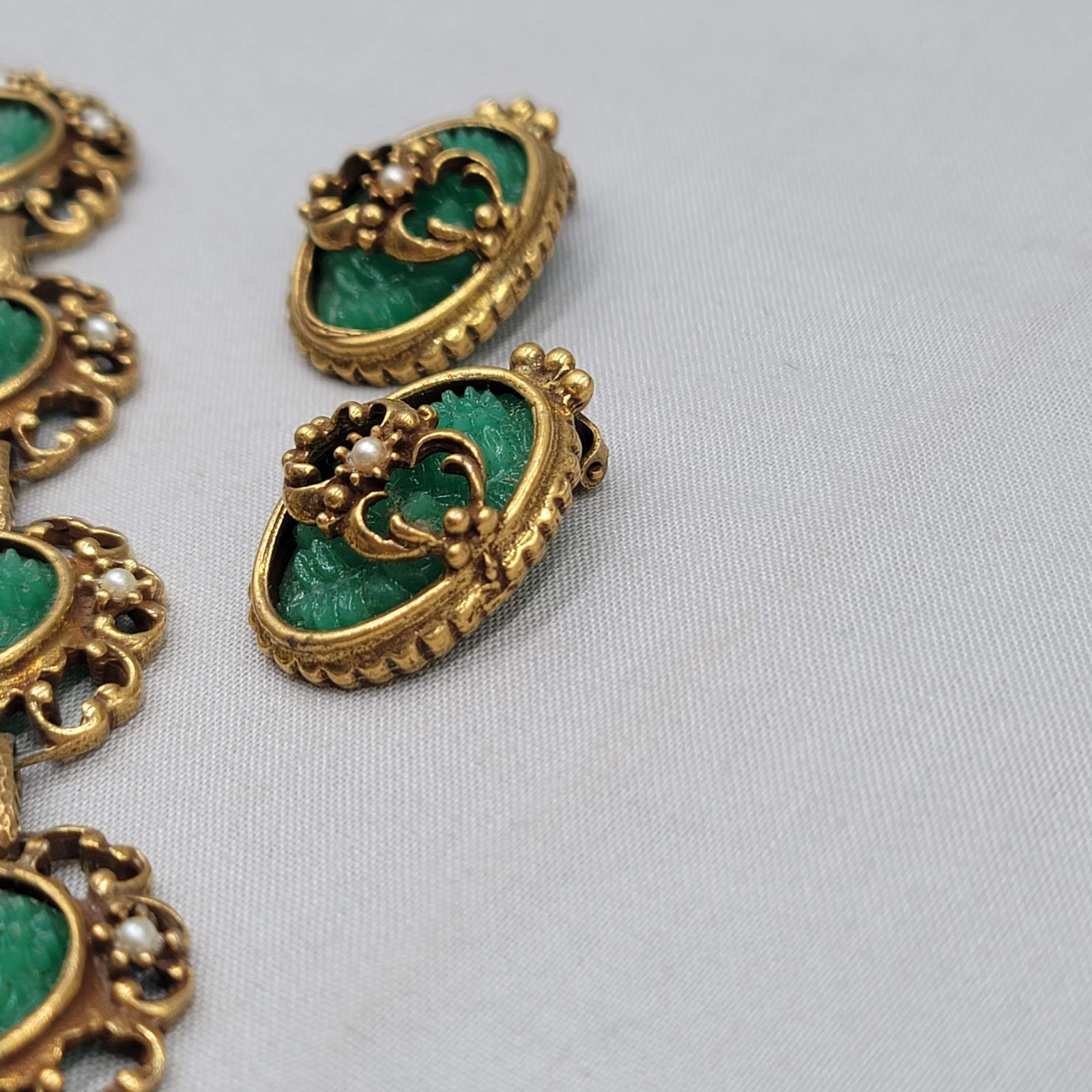 Judy Lee 1968 Spanish Moss Molded Jade Glass Cabochon Bracelet Earrings Set
