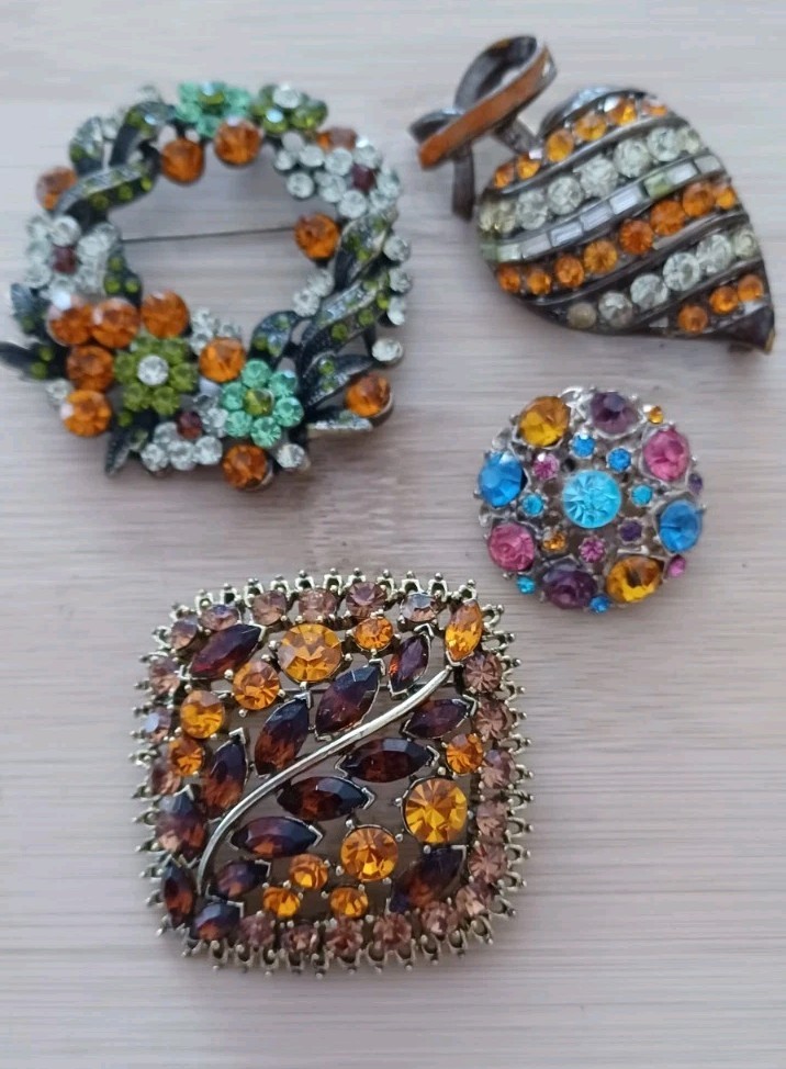 Vintage 4 Brooches Beautiful MultiColor Rhinestone Mark & Unmark See The Pics