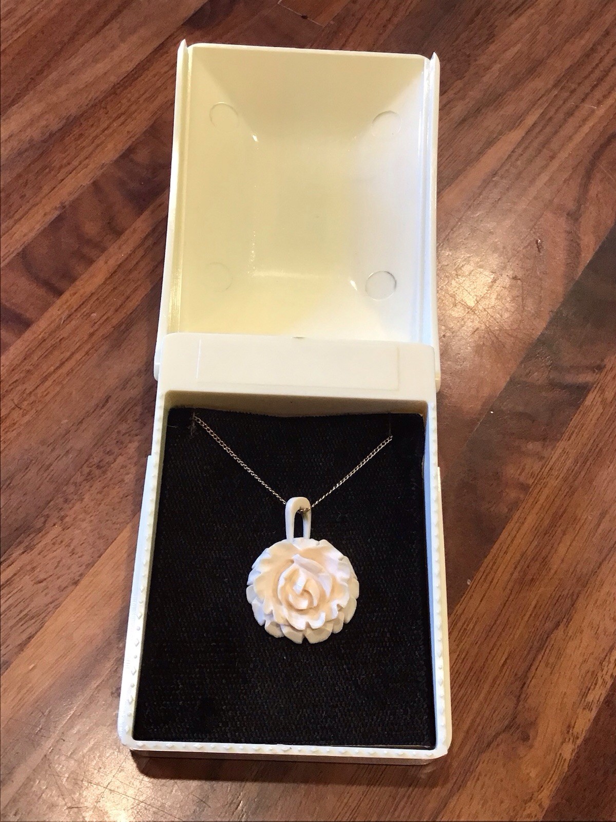 1940s Hawaiian CARVED ROSE PENDANT 12K GOLD FILLED NECKLACE In ART DECO BOX