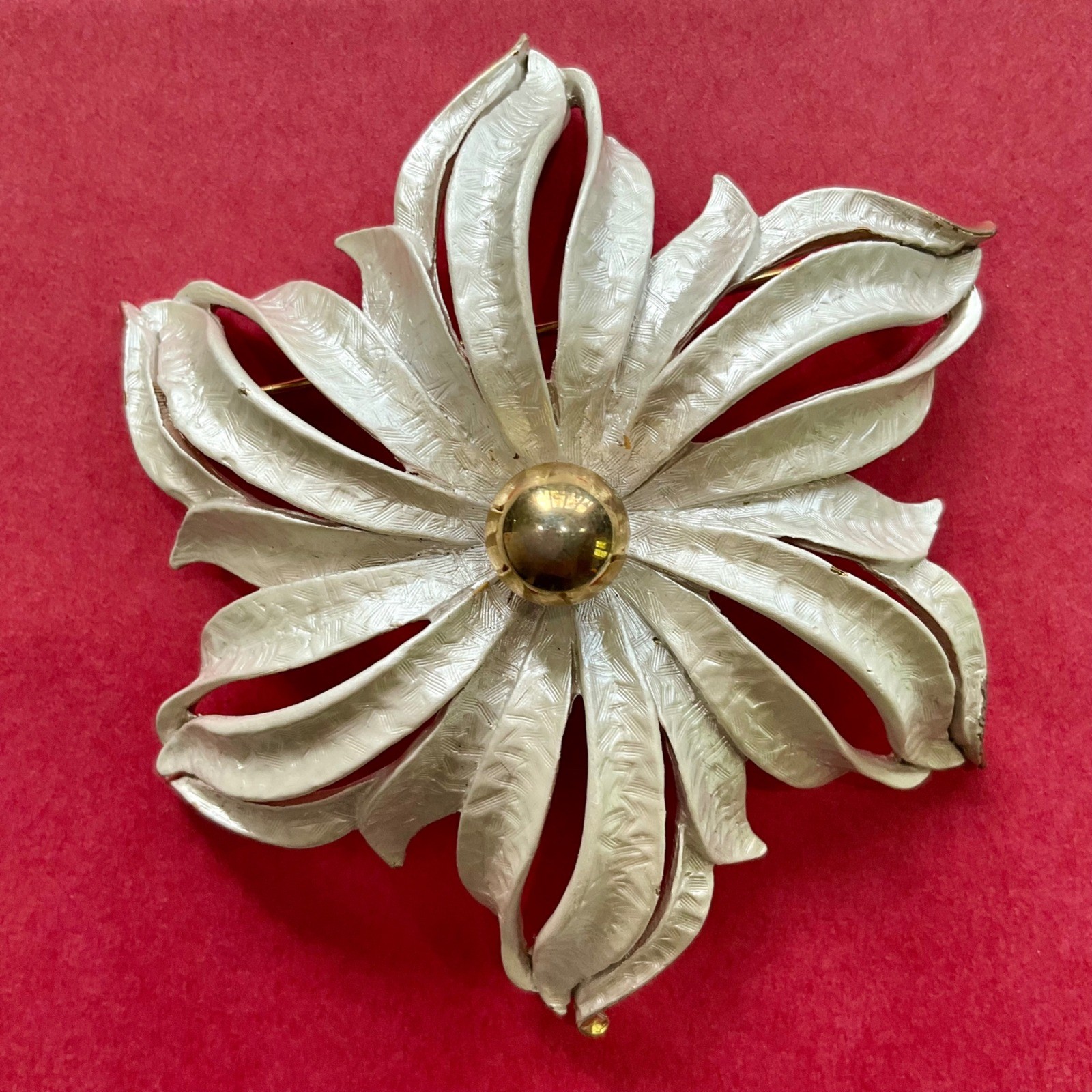 Celebrity NY Signed VTG White Flower Brooch Pin Gold Tone Textured Petals 1960s