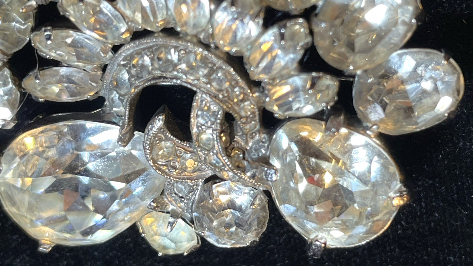 VTG 1940s EISENBERG CLEAR RHINESTONE BROOCHSIGNED SCRIPT E RHODIUM PLATED DOME