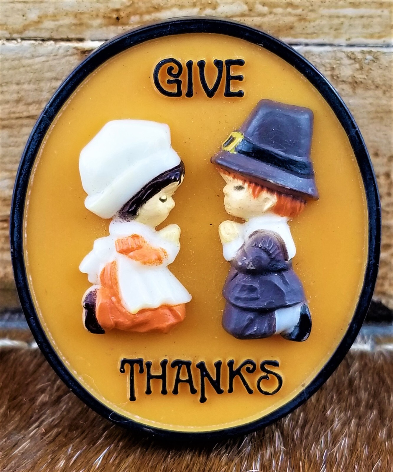 Hallmark Thanksgiving Pilgrim Couple Give Thanks Prayer Brooch Costume Jewelry
