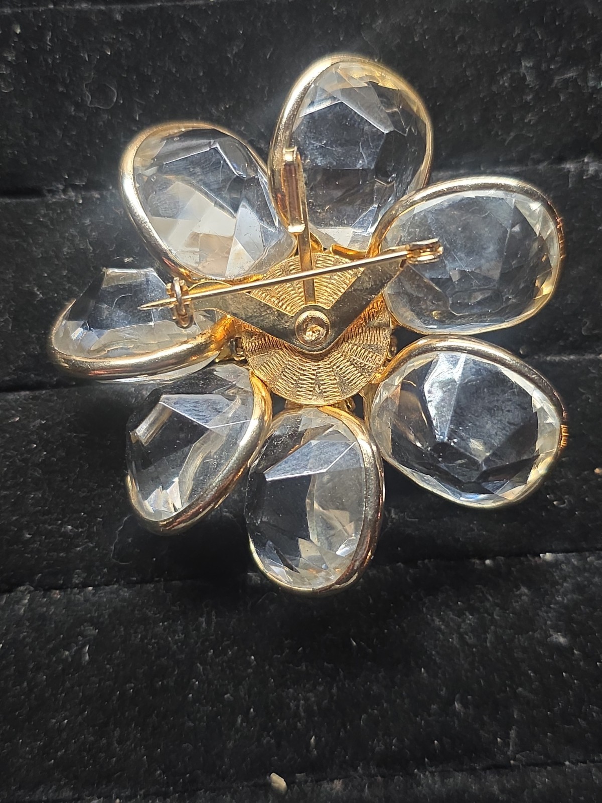 VINTAGE SWAROVSKI FLOWER DAISY GOLD PLATED BROOCH W/ CLEAR RHINESTONE SETTINGS