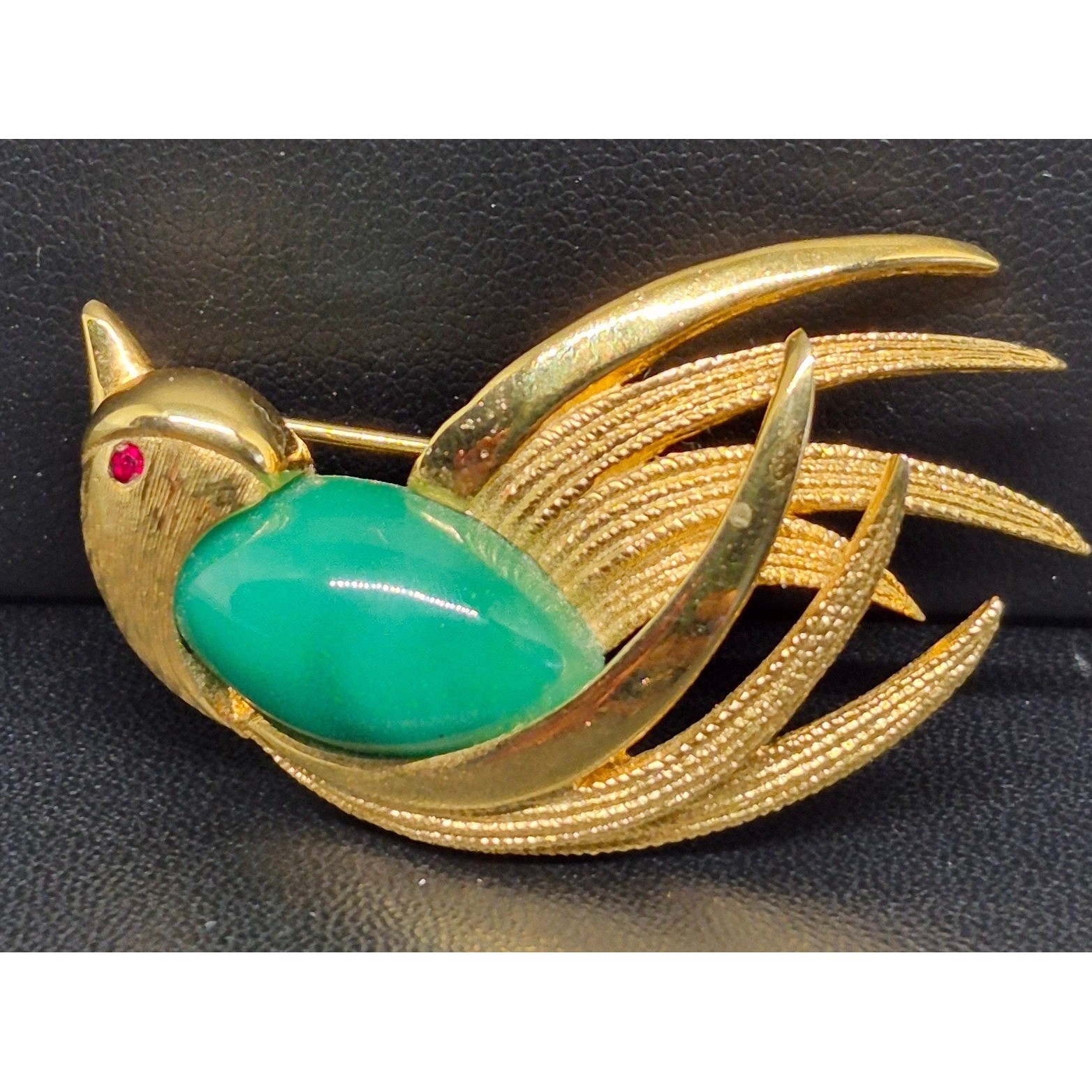 Vintage Bird Brooch Woman Gold Tone Green Cabochon Red Eye Textured Feather Pin