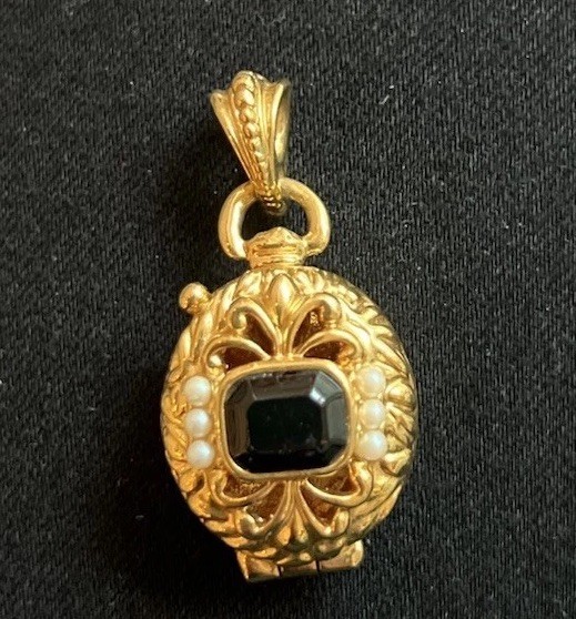 Vintage Victorian Style Locket Pendant Charm Faux Onyx Pearl Perfume ? Read H5