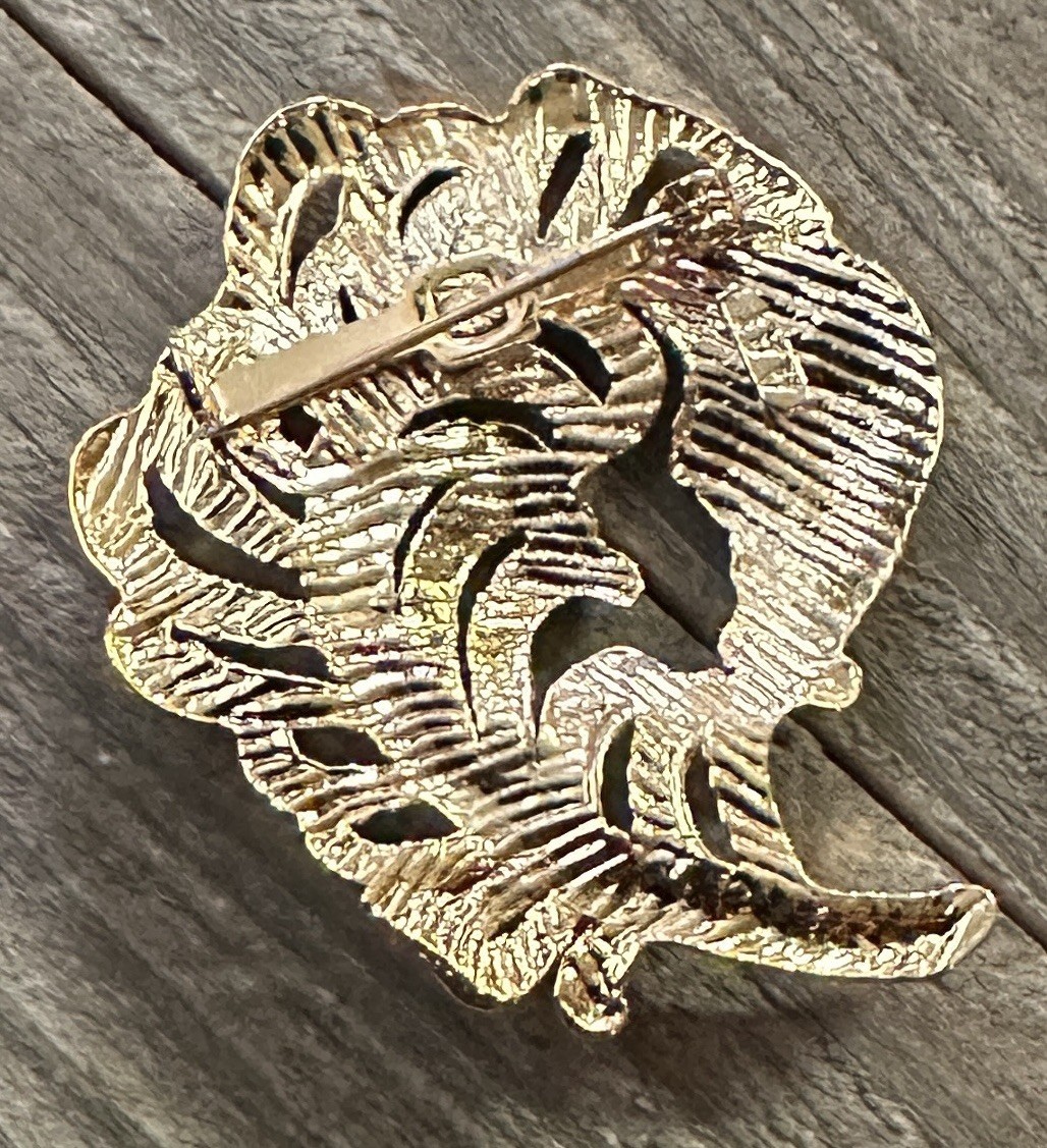 Stunning Brooch Pin Textured Feather Gold Tone 2 x 1.5″ Signed AAI