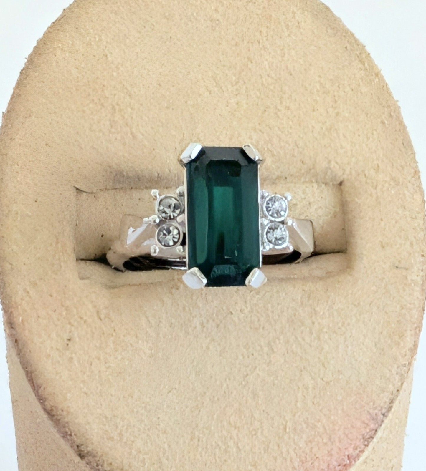 Beautiful Vtg Avon Park East Faux Green Emerald & Rhinestone Ring Sz 4-5.5