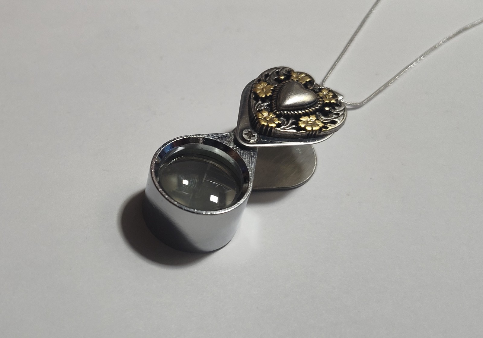 Antique Silver Gold Tone Floral Heart Magnifying Loupe Pendant Necklace 20 x