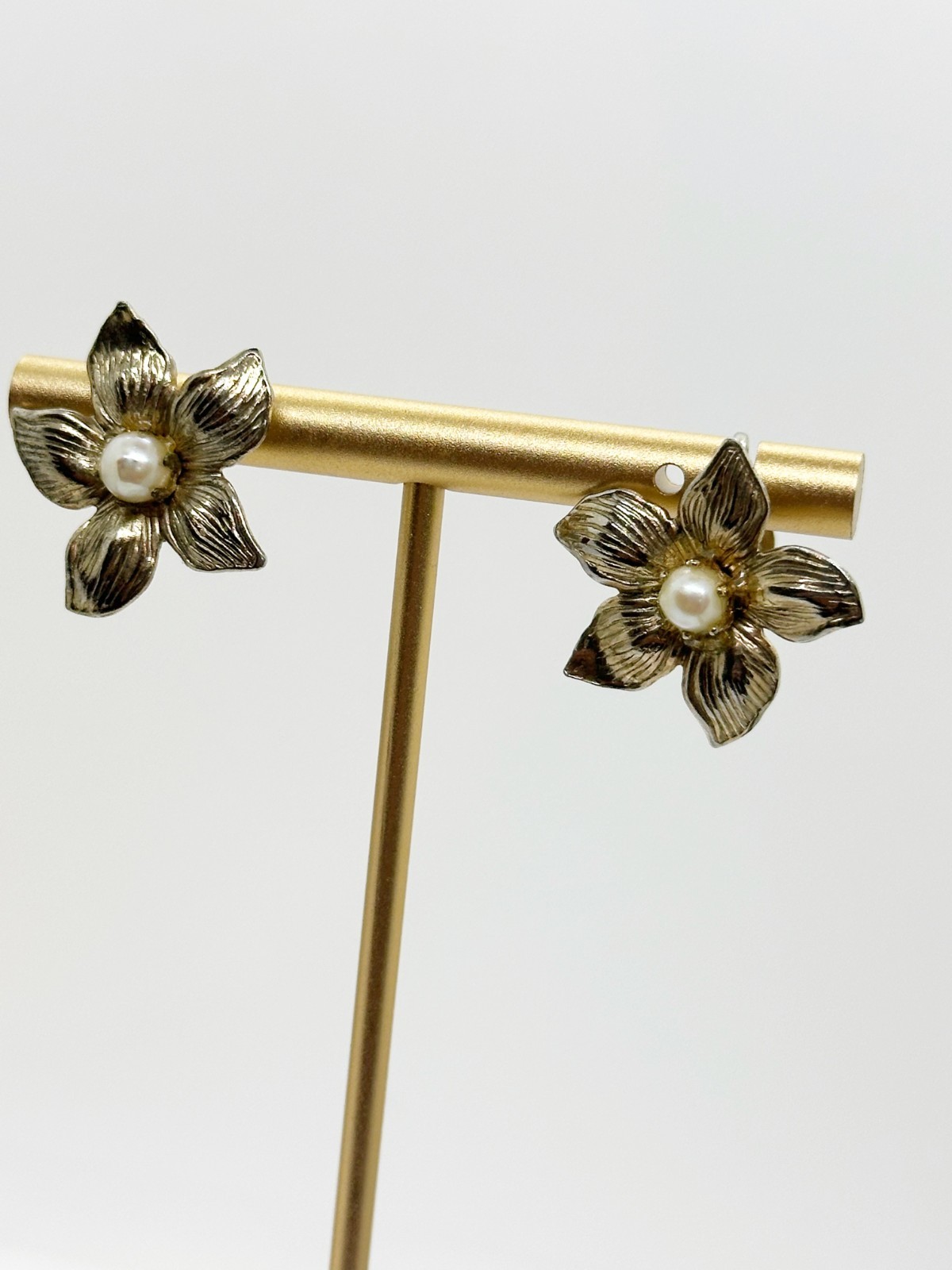 Vintage Flower Earrings Gold Tone Faux Pearl Screwback Mid Century