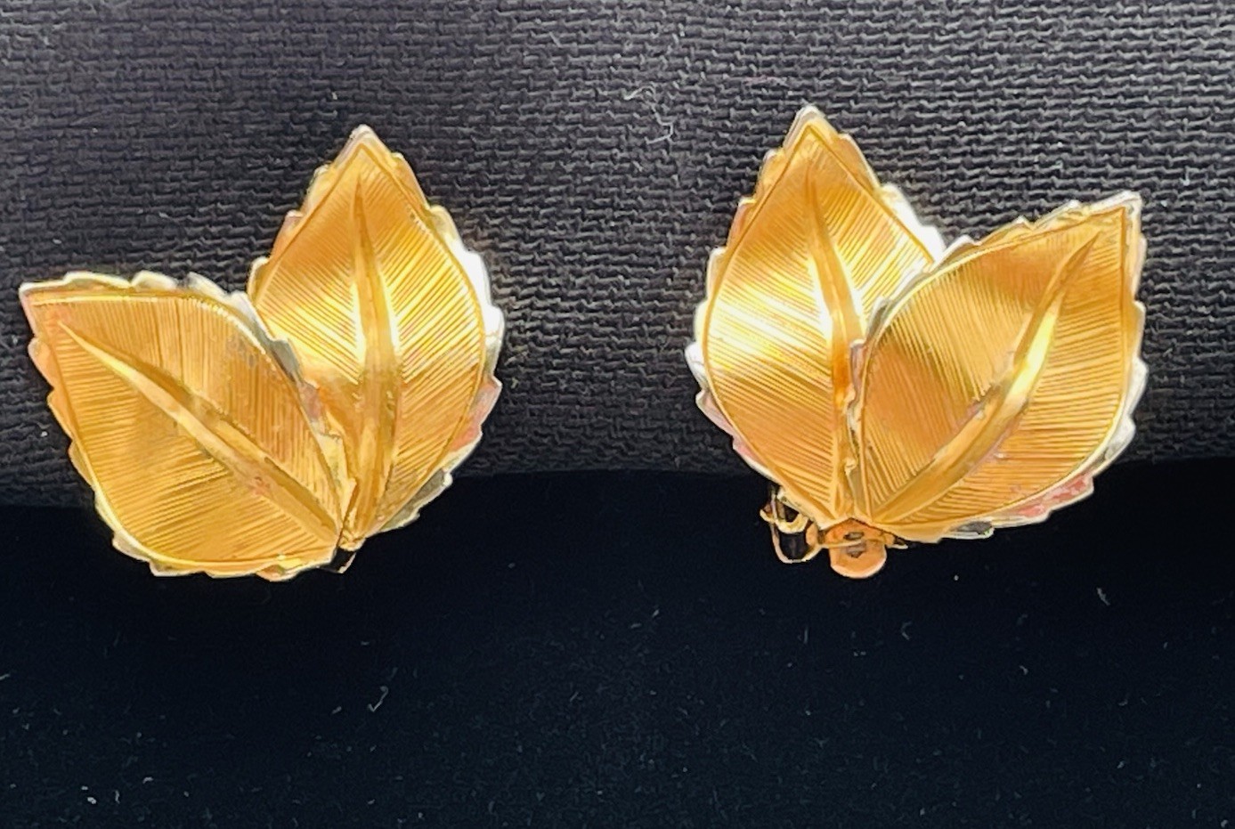 Double Leaf Gold Tone Faux Pearl Clip On Earrings Vintage Classic Elegant