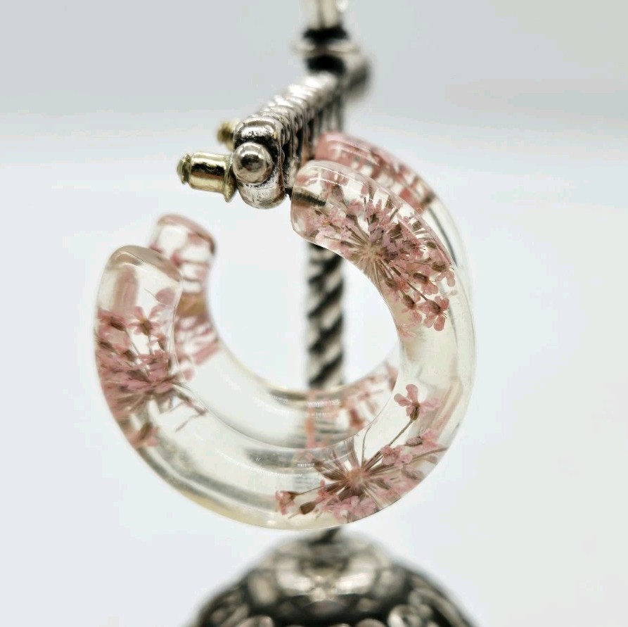 LUCITE Hoop Earrings with Pressed Flowers Soft Pink pierced 1.25 in