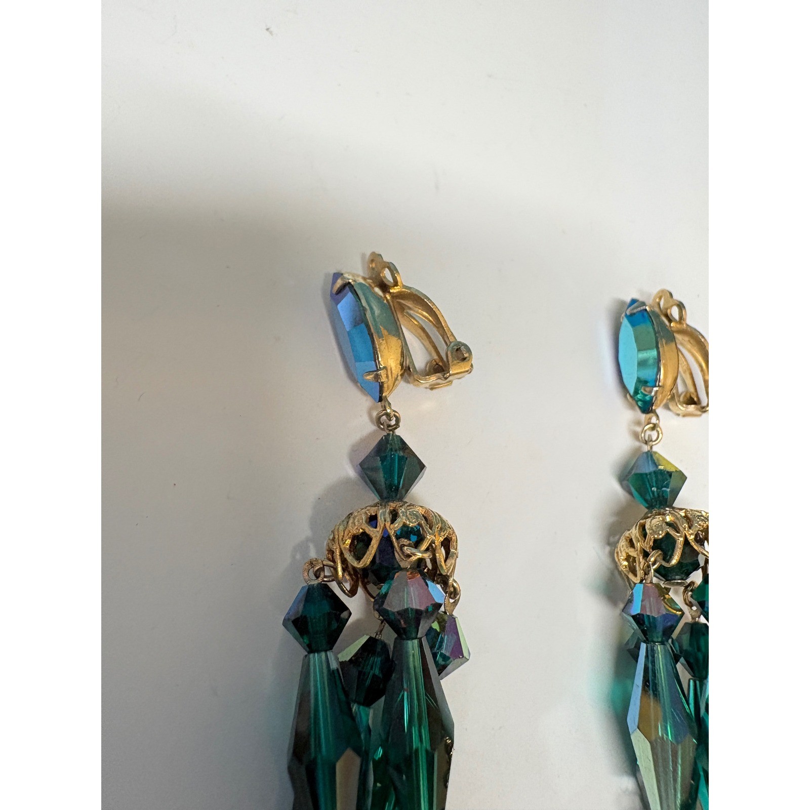 Vintage Emerald Green AB Crystal Dangle Clip On Earrings Gold Tone Filigree 3.5″