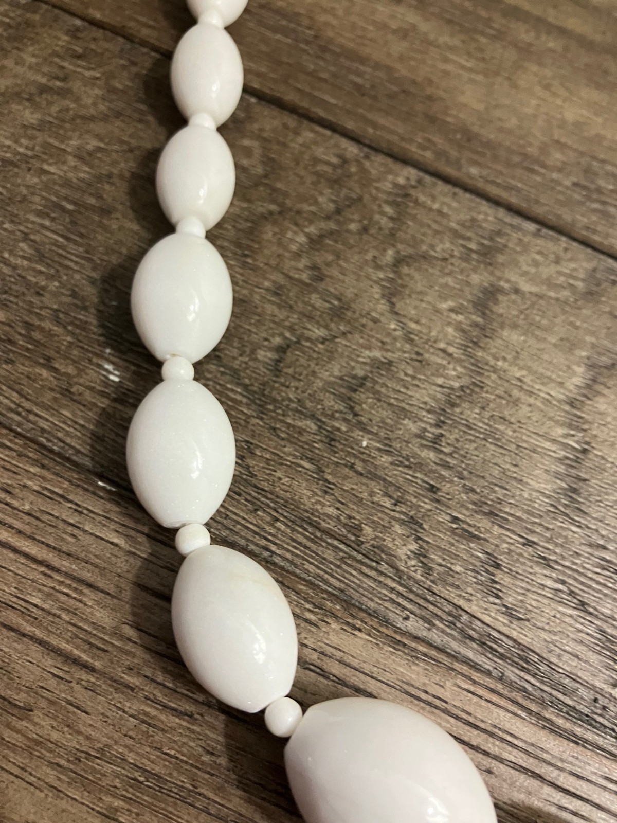 Beautiful Unique Vintage Signed MONA SO White 24″ Asymmetrical Marble Necklace