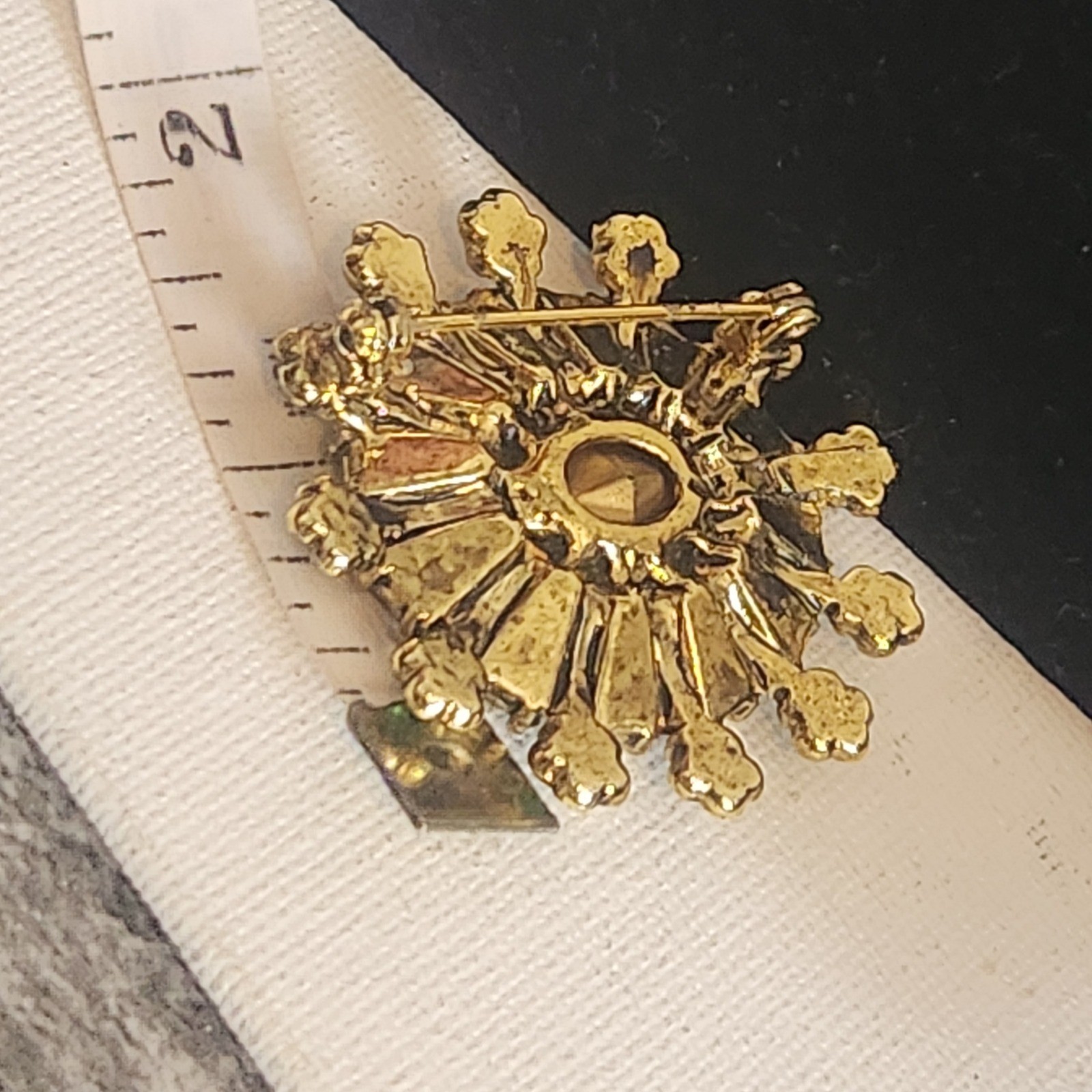 Vintage Emerald Green Sunburst Brooch Gold Tone Rhinestone Starburst Pin 1.5″
