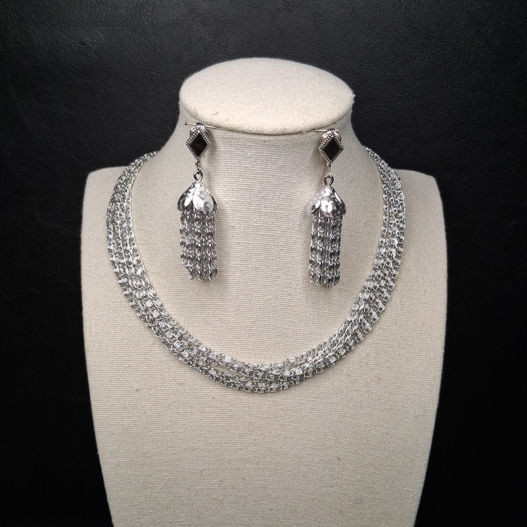Vintage SARAH COVENTRY Multiple Chain Necklace & Clip On Earrings. 17.100