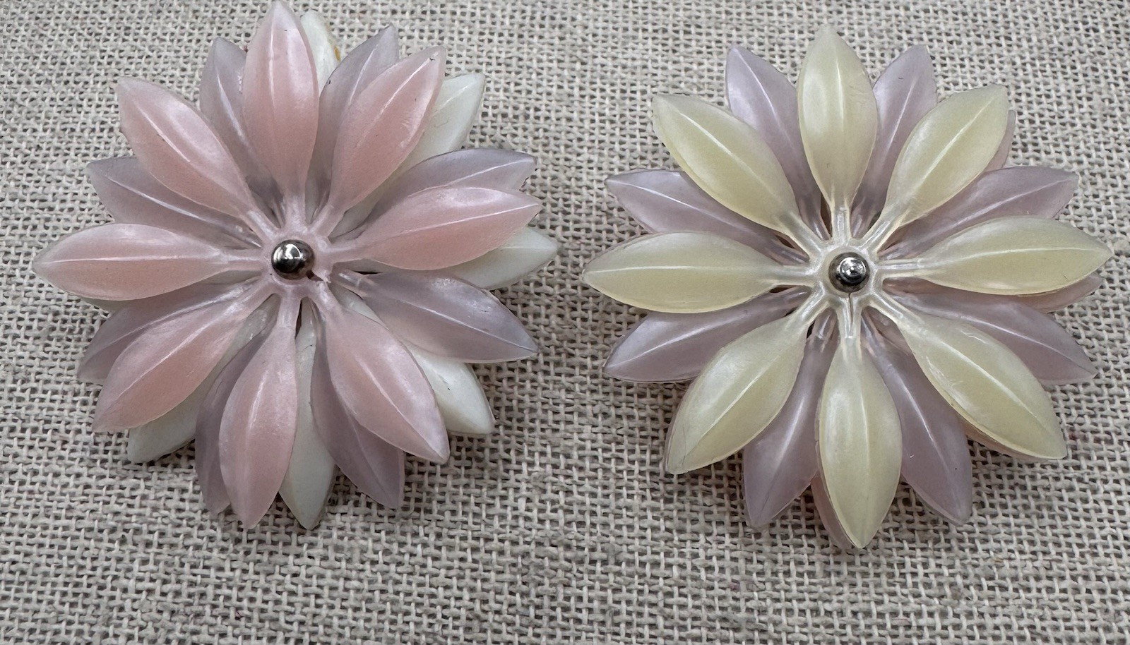Vintage Interchangeable Plastic Daisy Flower Clip On Silver Tone Earrings