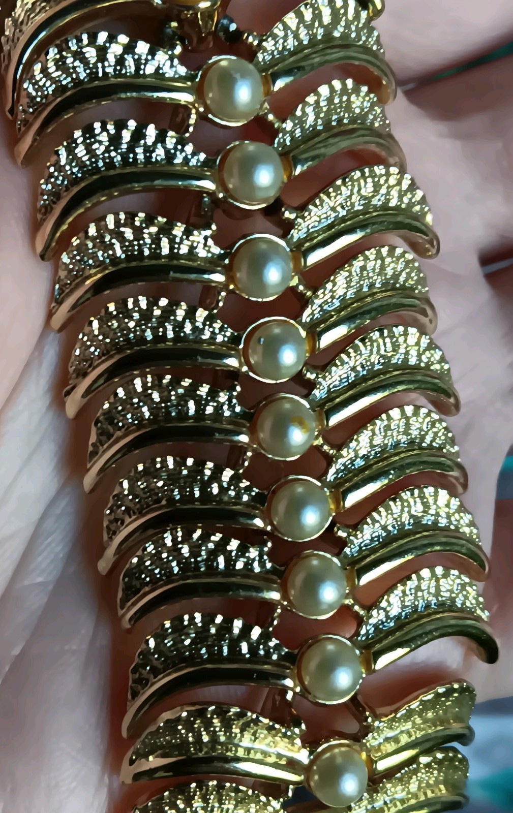 Vintage Kramer Gold-Tone Leaf Design Faux Pearl Necklace 16″ & Bracelet 7″ Set