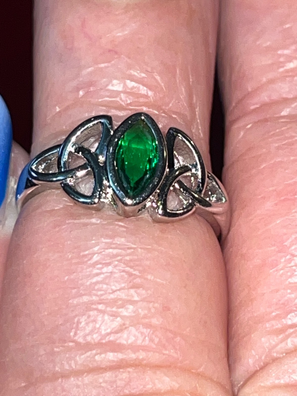 Silver Tone Celtic knot Ring with an Emerald-Green Glass Stone Size 6 No Stamp