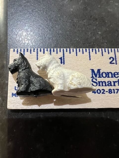 Vintage 2 SCOTTIE TERRIER DOGS *BLACK-WHITE *PIN-BROOCH *GREAT BRITAIN *C CLASP