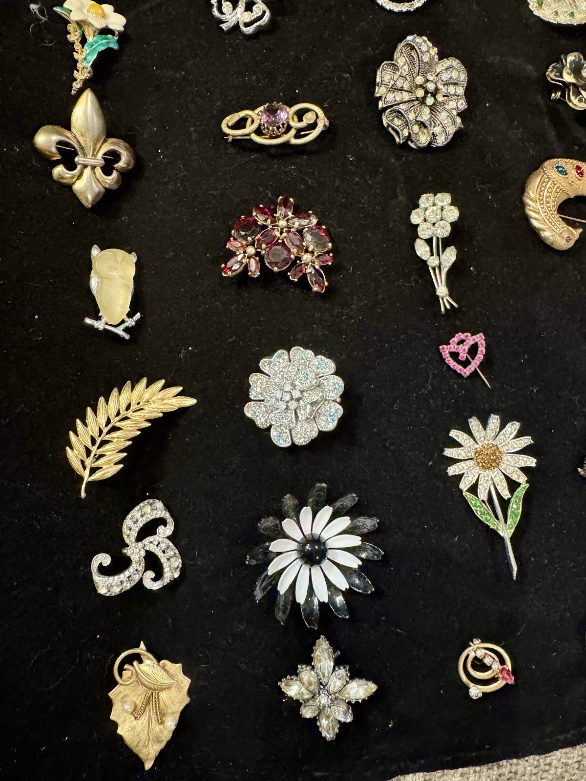 175 Pieces Estate Collection Vintage Brooches Coro, Kramer, Gerry’s, Ora Lisner