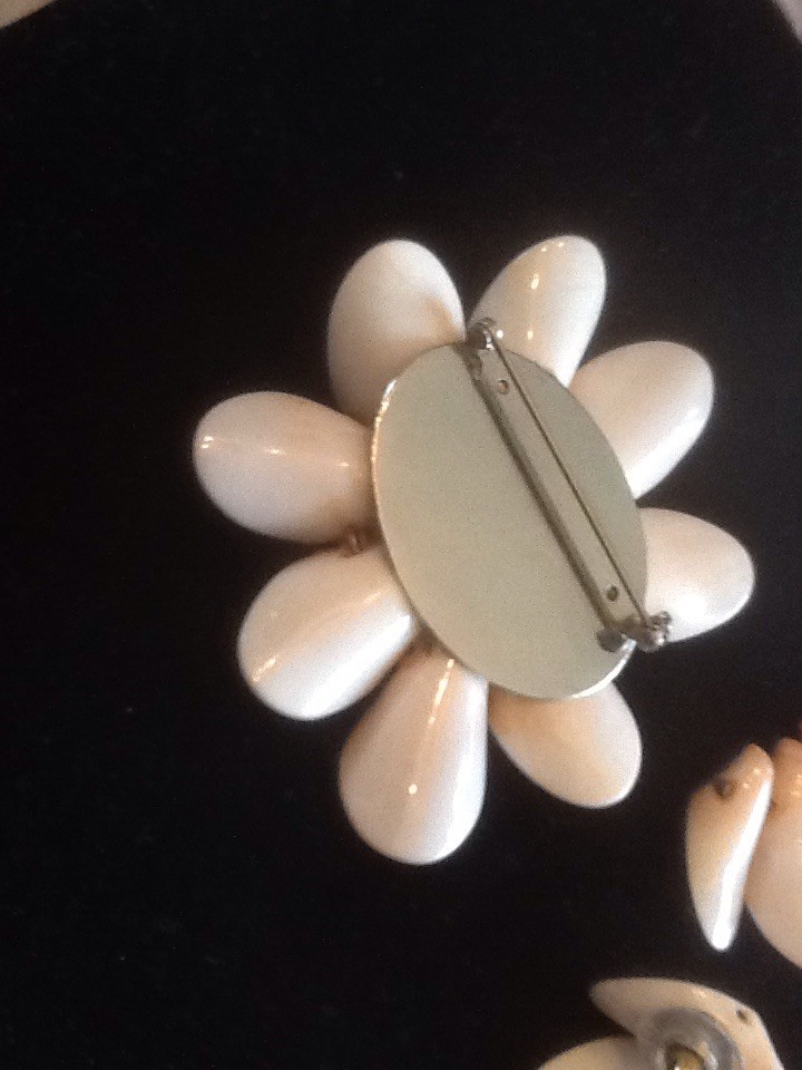 Pre-Owned Shell & MOP FLOWER PIN / Matching Earrings