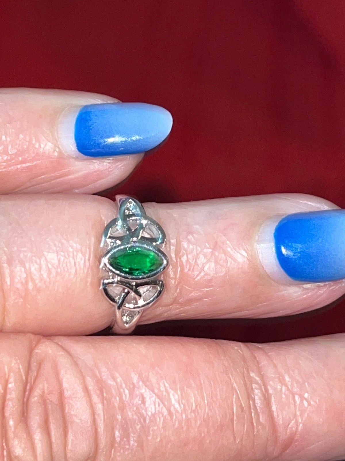 Silver Tone Celtic knot Ring with an Emerald-Green Glass Stone Size 6 No Stamp