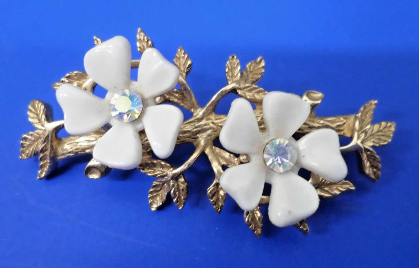 Vtg 1950s Sarah Coventry LOVE BLOSSOMS White Flowers Rhinestone Gold Tone Brooch