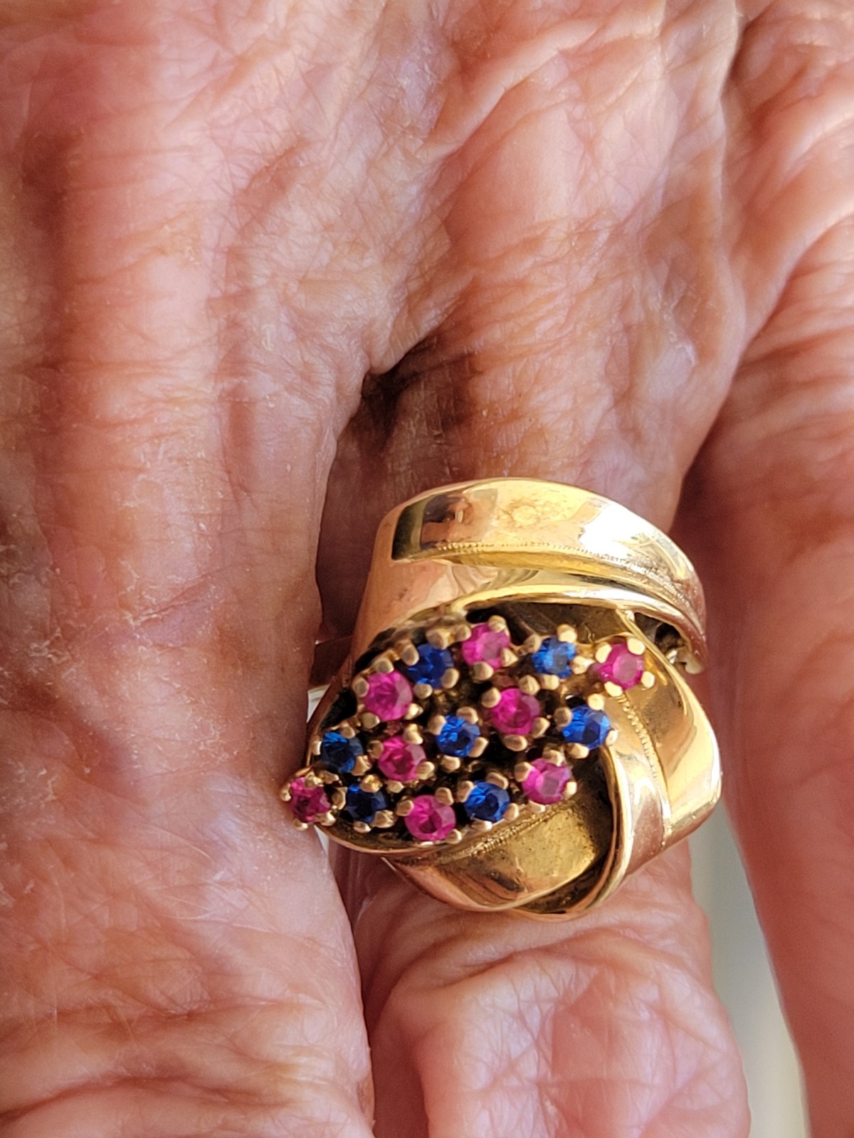 Vintage 1970s 14kt Gold Swirl Ribbon Ring W/ Ceylon Pink &Blue Sapphires Size 6