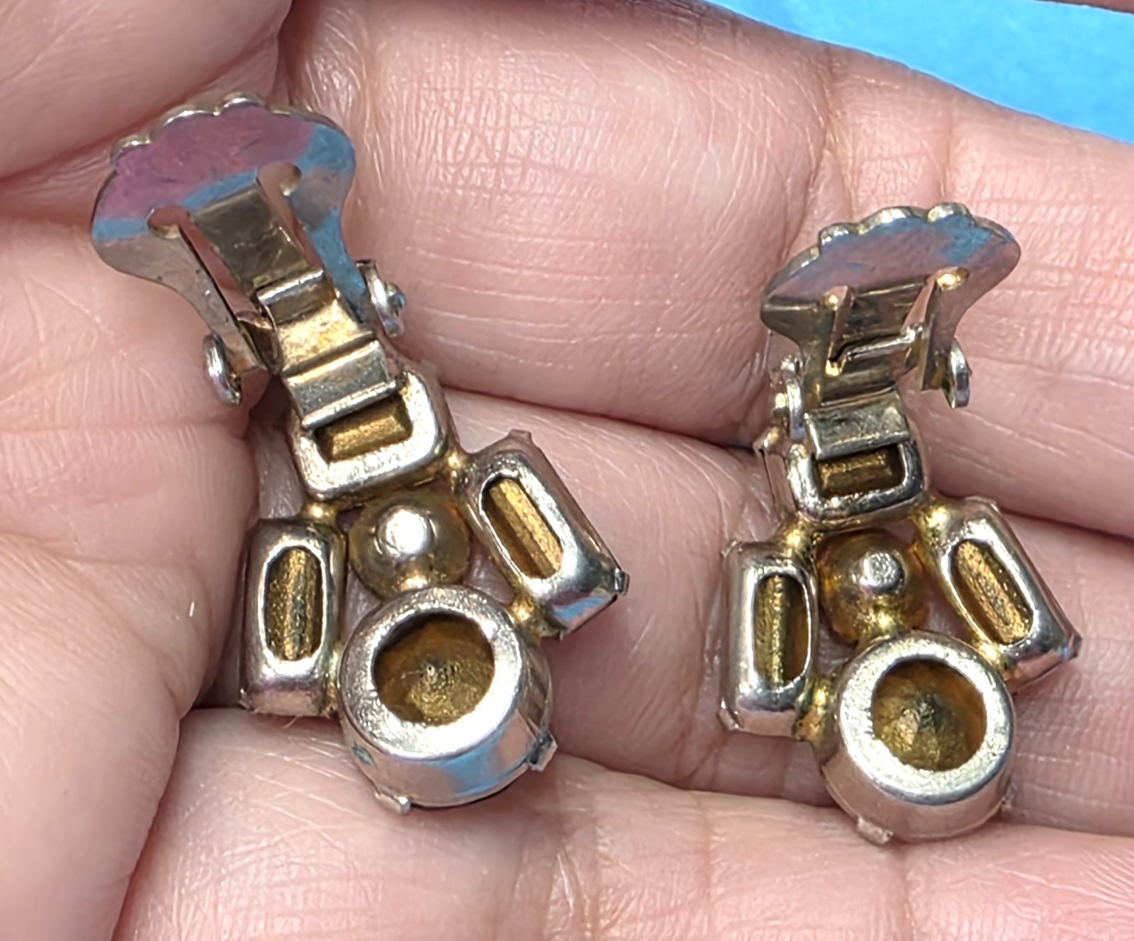 VTG Julianna Alexandrite Glass/Heliotrope Earrings in Purple