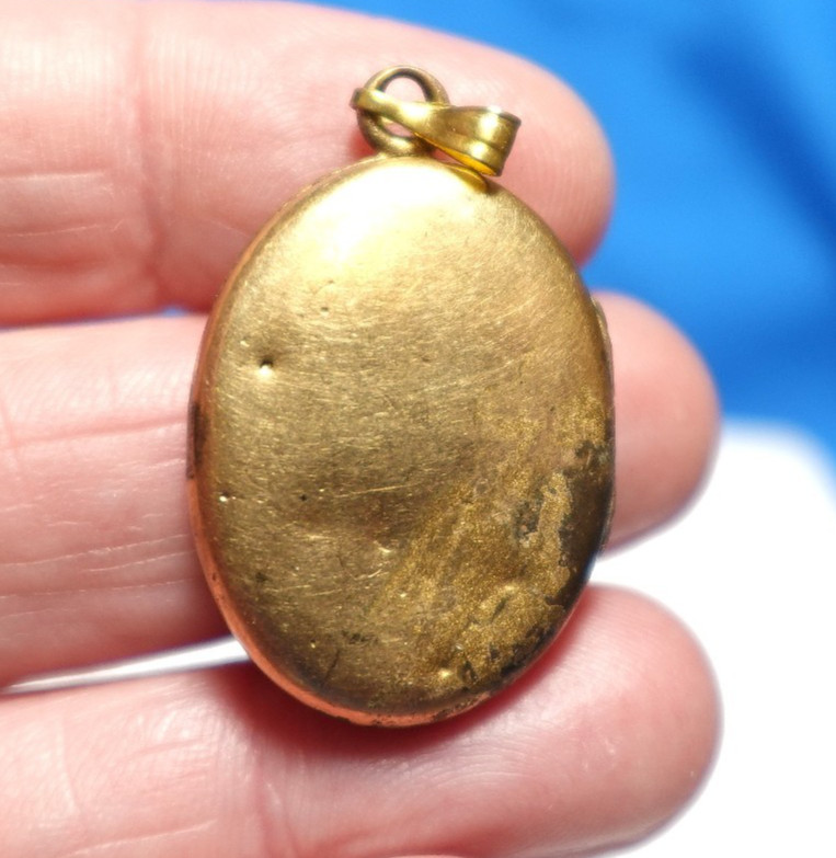 GOLD FILLED ANTIQUE OVAL LOCKET DENSE DESIGN 20 X 30 MM 6.4 GRAMS