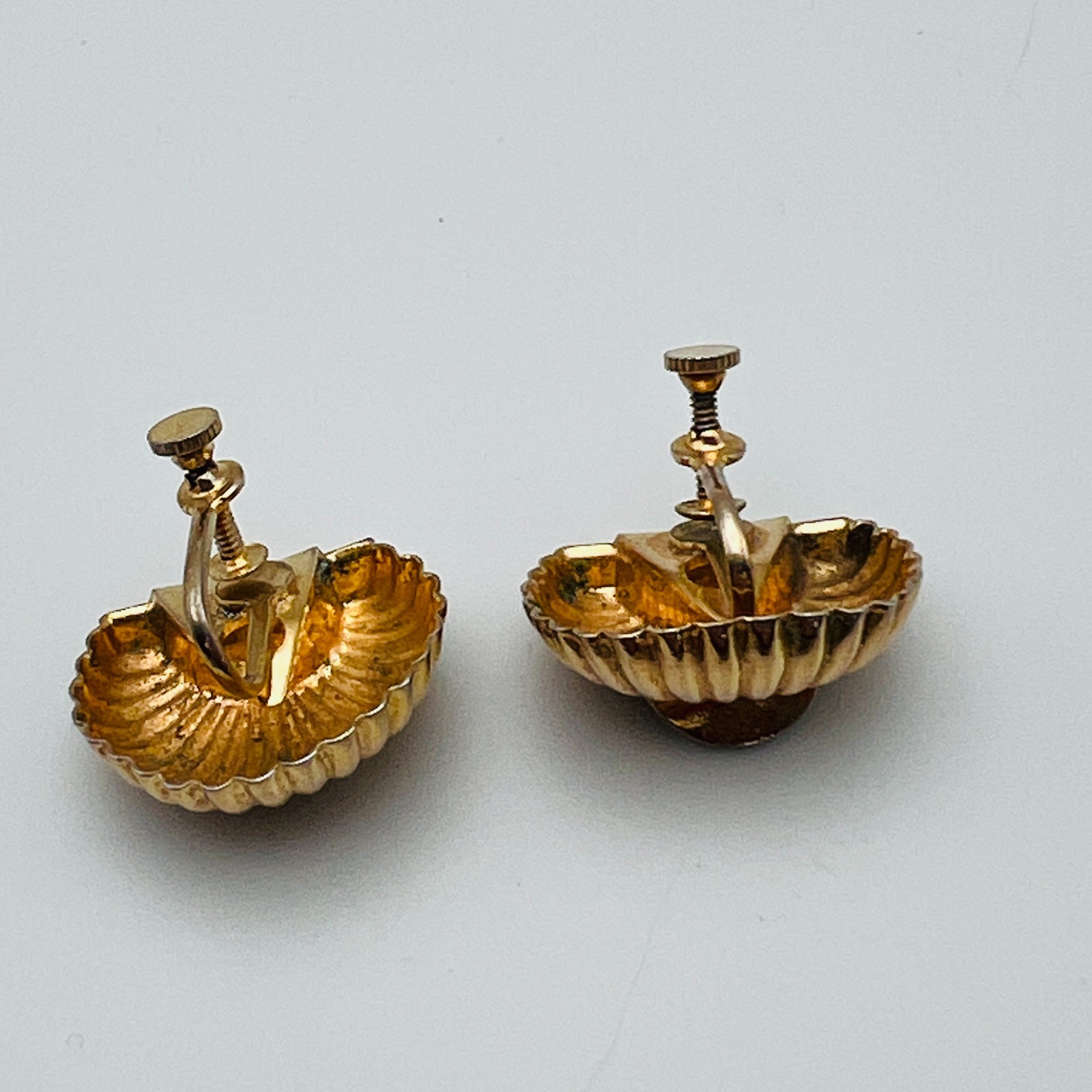 Shell Earrings Gold Tone Ribbed Fan Screw Back Vintage Classic Style
